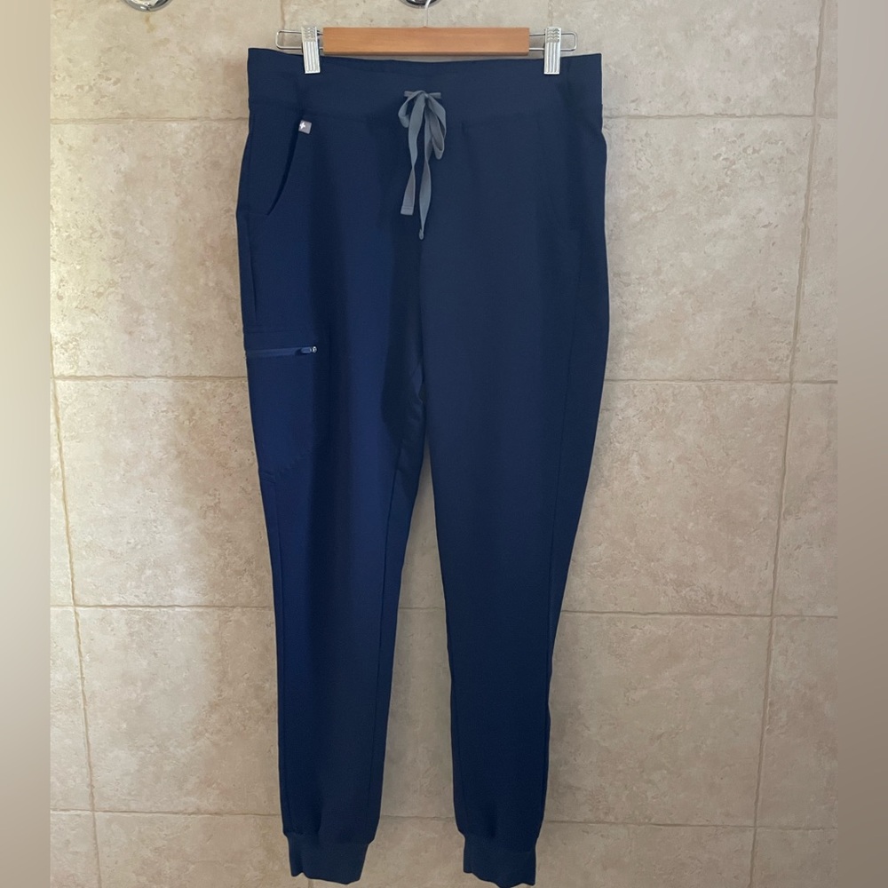 FIGS technical collection. Zamora jogger scrub pants in navy. Size medium/tall.